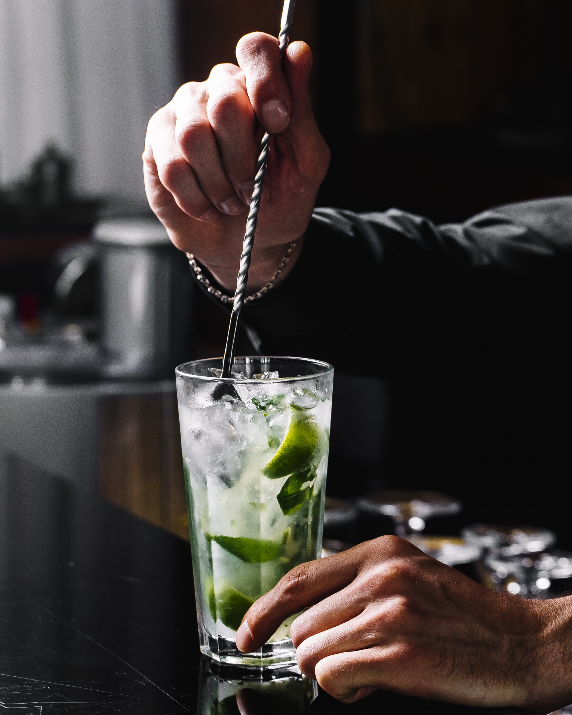 https://de.freepik.com/fotos-kostenlos/seitenansicht-mojito-cocktail-rum-mit-limettenminze-und-eis-im-glas_7926973.htm#fromView=search&page=1&position=2&uuid=76090587-17ba-47bb-bb46-e9349a4be756&query=mixing+drink